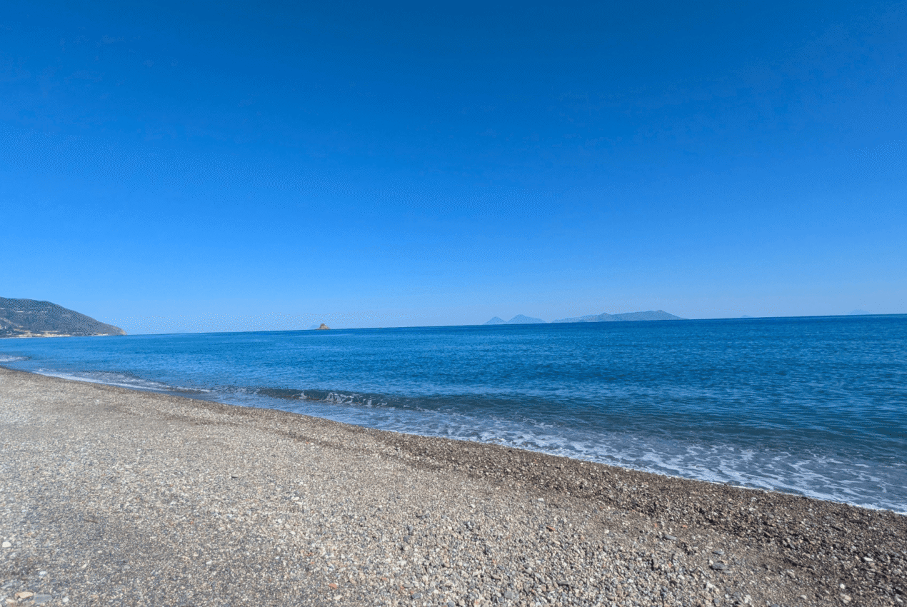 Spiaggia del villaggio Patti Beach Resort in Sicilia con vista panoramica sulle Isole Eolie