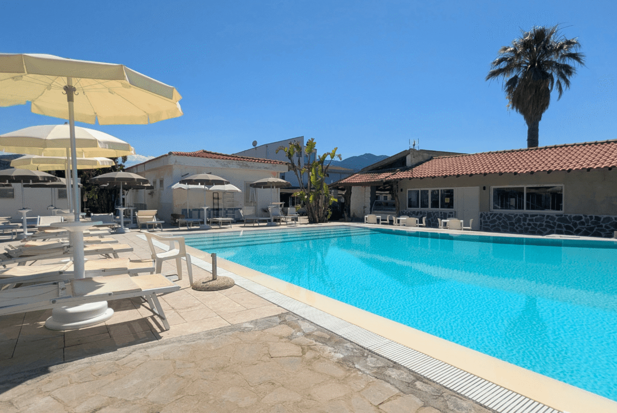 Ampia piscina del villaggio Patti Beach Resort