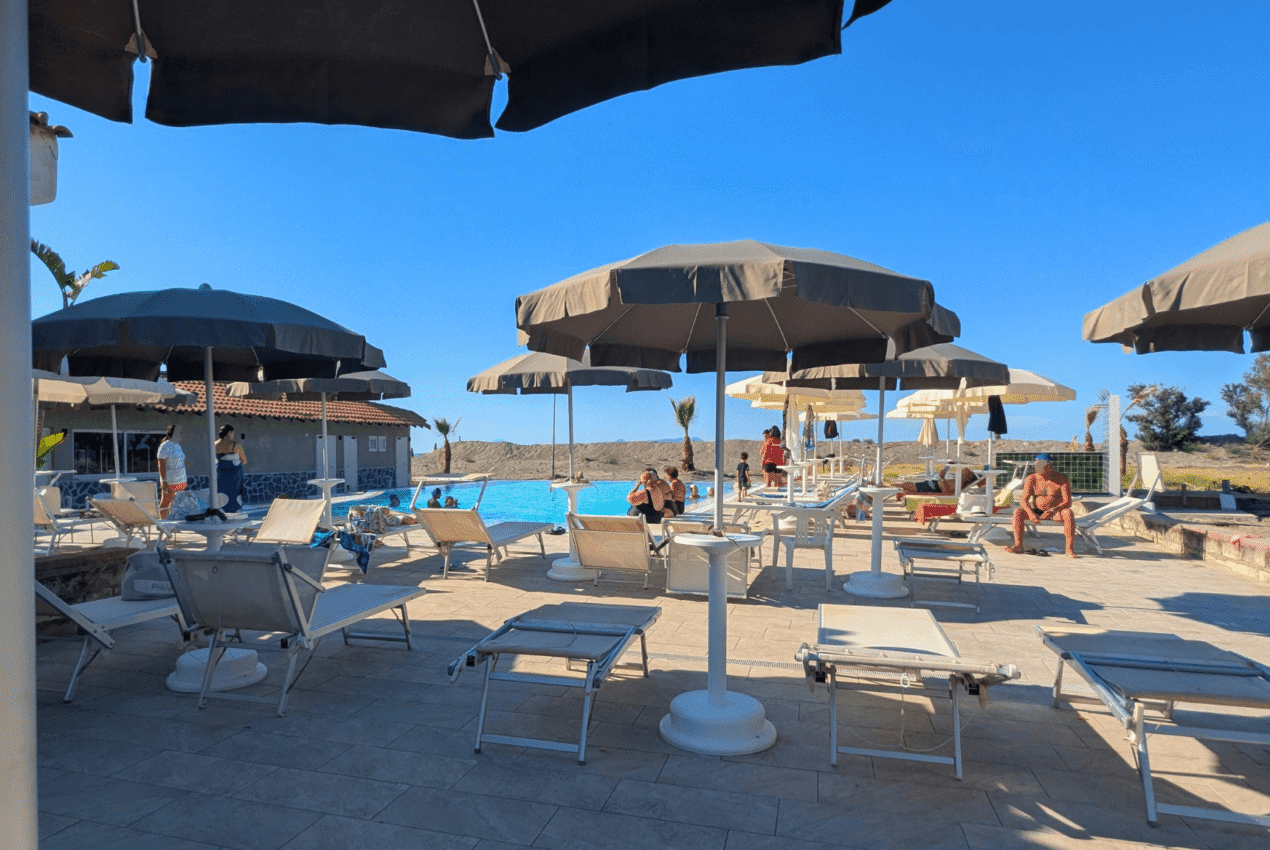 Vista della piscina panoramica del Patti Beach Resort situata a pochi passi dalla spiaggia